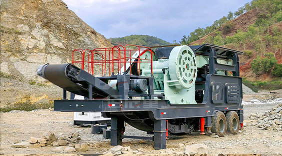 轮胎颚式破碎站建筑垃圾破碎现场，移动就地处理固废
